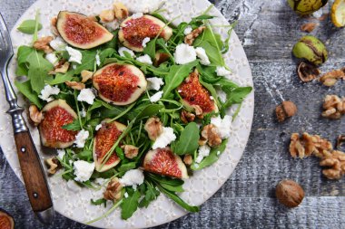 Rucola, incir, peynir ve ceviz ile salata