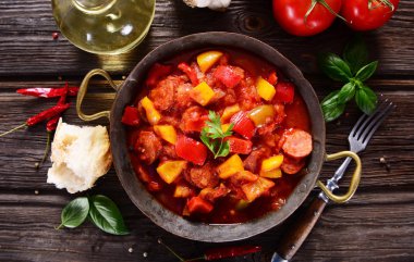 Lezzetli ev yapımı letcho. Geleneksel Macar yemeği