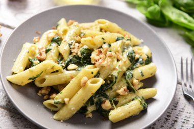 Penne makarna ıspanak, gorgonzola peyniri ve ceviz ile