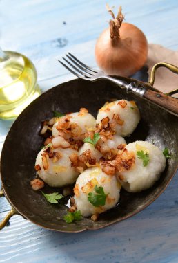 Üzerine kızarmış soğan ve greaves ile patates köfte et dolması