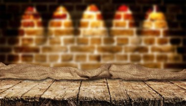 Tuğla duvar arka plan ile boş ahşap masa