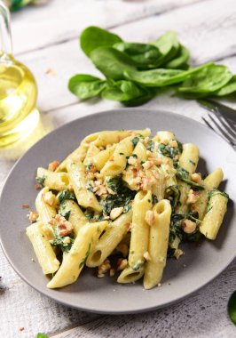 Penne makarna ıspanak, gorgonzola peyniri ve ceviz ile