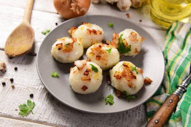 Üzerine kızarmış soğan ve greaves ile patates köfte et dolması