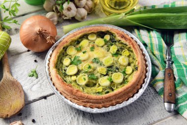 Pırasa ve peynir ile lezzetli ev yapımı kiş