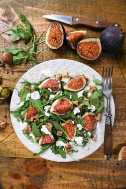 Rucola, incir, peynir ve ceviz ile salata