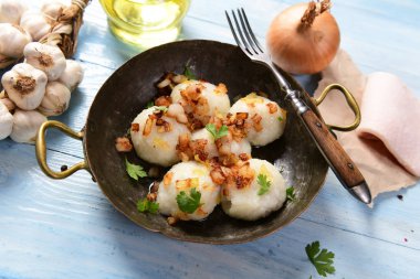 Üzerine kızarmış soğan ve greaves ile patates köfte et dolması