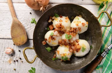 Üzerine kızarmış soğan ve greaves ile patates köfte et dolması