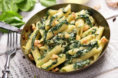 Penne makarna cadı tavuk ve peynir soslu kabak