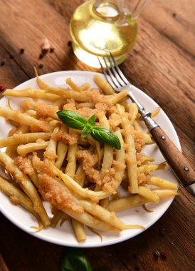 Tereyağı ve ekmek kırıntıları ile sarı fasulye