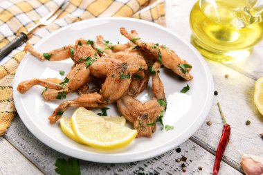 lezzetli fırında kurbağa bacağı, yakın çekim 