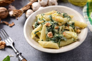 Penne makarna ıspanak, gorgonzola peyniri ve ceviz ile