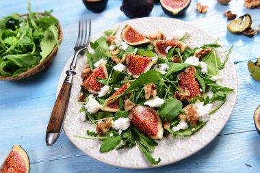 Rucola, incir, peynir ve ceviz ile salata