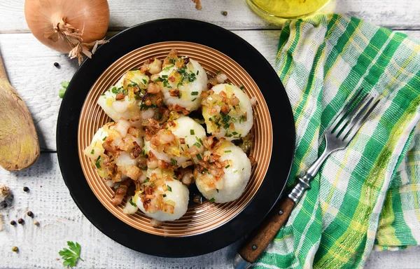 Мясо Фаршированные Картофельные Пельмени Жареным Луком Гривы Сверху — стоковое фото