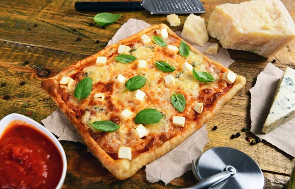 Deliziosa Pizza Fatta Casa Quattro Formaggi — Foto Stock