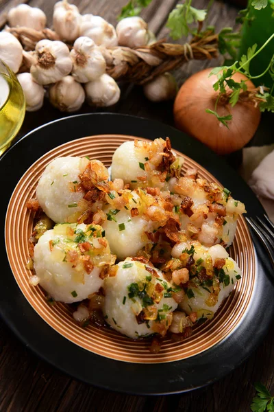 Albóndigas Patata Rellenas Carne Con Cebolla Frita Chicharrones Encima — Foto de Stock