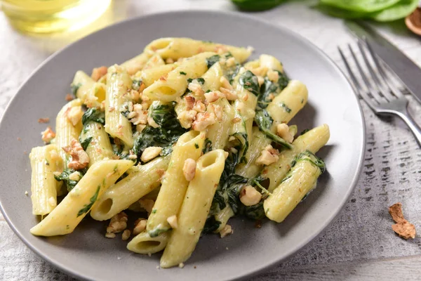 Penne makarna ıspanak, gorgonzola peyniri ve ceviz ile