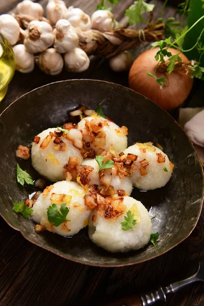 Gnocchi Patate Ripiene Carne Con Cipolla Fritta Ciccioli Cima — Foto Stock