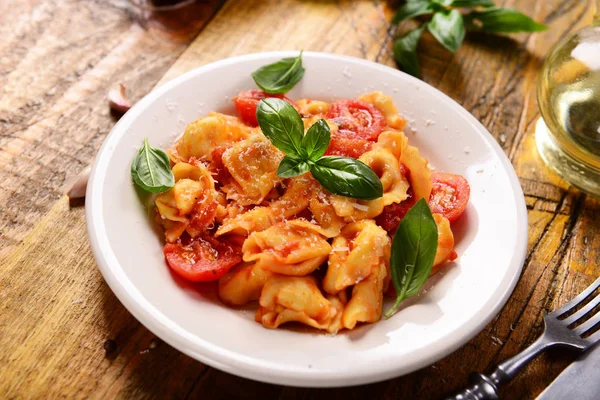 Tradiční Italské Jídlo Tortellini Rajčatovou Omáčkou — Stock fotografie