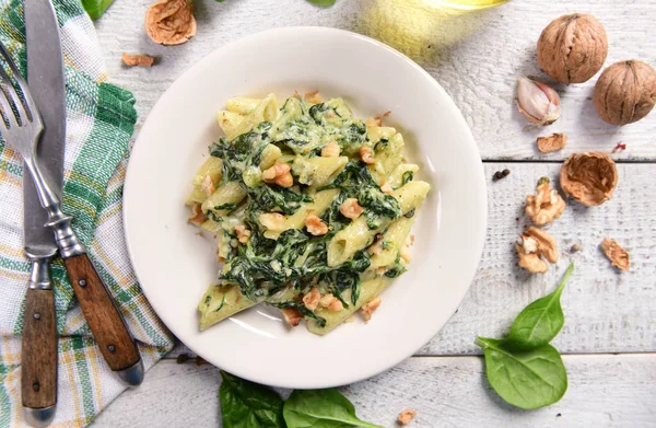 Massa Penne Com Espinafre Queijo Gorgonzola Nozes — Fotografia de Stock