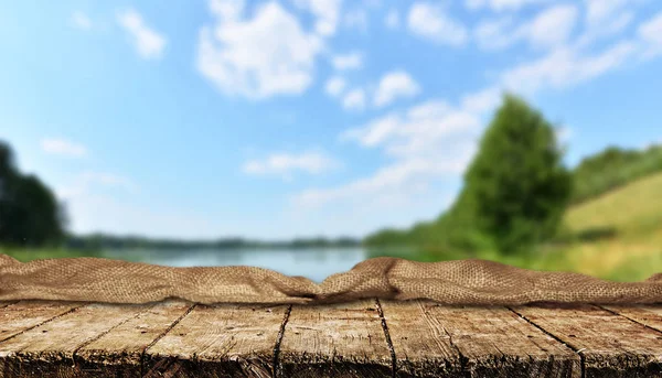 Leerer Holztisch Mit Unscharfem Natürlichen Hintergrund — Stockfoto