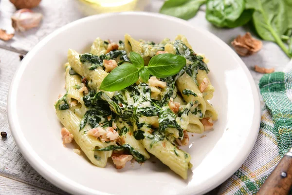 Massa Penne Com Espinafre Queijo Gorgonzola Nozes — Fotografia de Stock