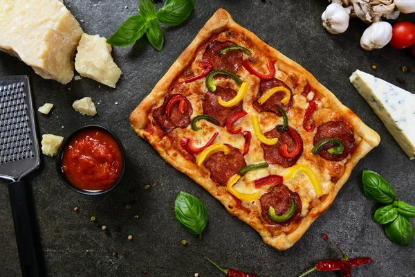 Deliciosa Pizza Casera Con Salami Pimienta — Foto de Stock