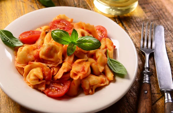 Geleneksel Talyan Yemeği Tortellini Domates Sos Ile — Stok fotoğraf