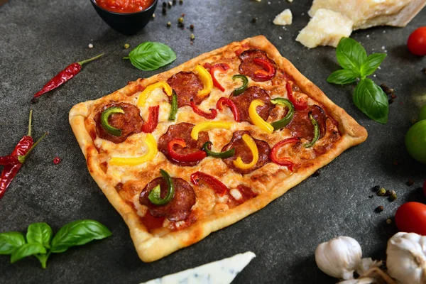 Deliciosa Pizza Casera Con Salami Pimienta — Foto de Stock