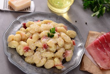 Gnocchi prosciutto jambon ve peynir sos ile