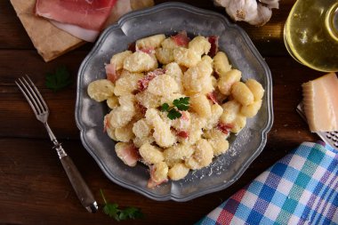 Gnocchi prosciutto jambon ve peynir sos ile