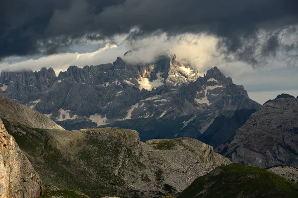 晴れた日にイタリア アルプスの美しい風景 — ストック写真