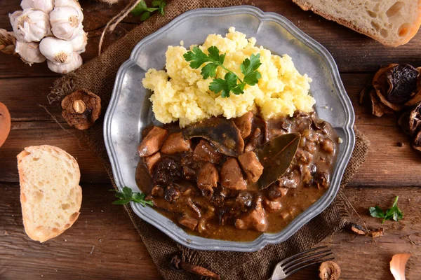 Pörkölt Hús Gomba Zöldségfélék Tálalva Kukoricadara — Stock Fotó