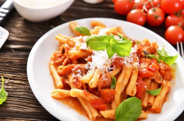 Domates soslu İtalyan usulü makarna.