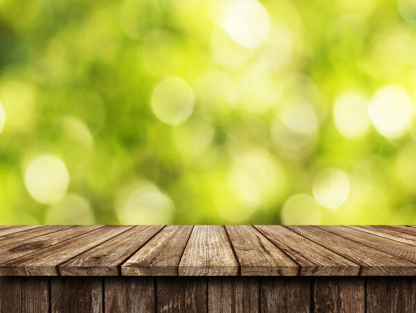 пустой деревянный стол