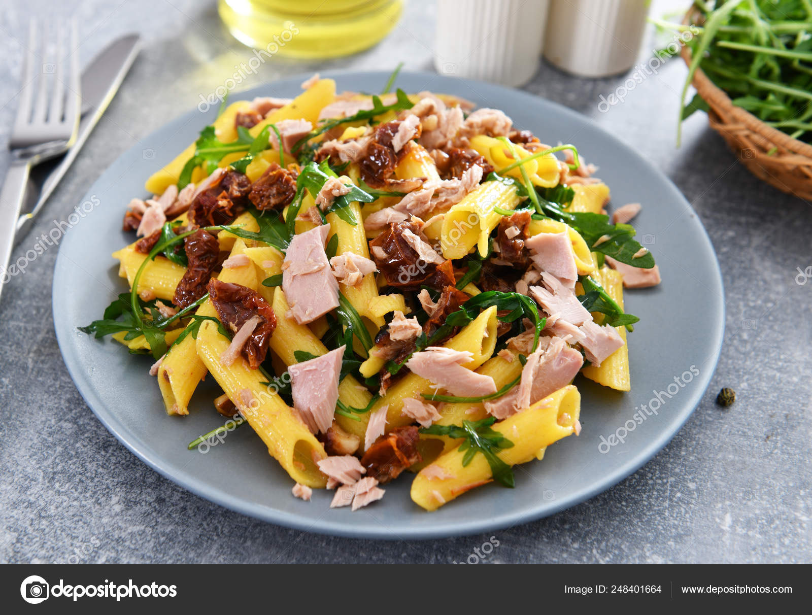 Pasta Penne Con Trozos Atún Rúcula Tomates Secos fotografía de stock