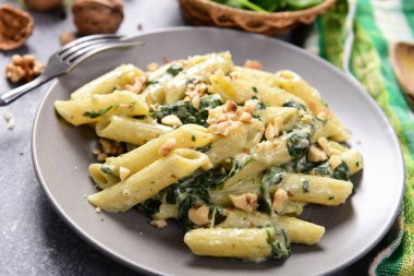Penne makarna ıspanak, gorgonzola peyniri ve ceviz ile