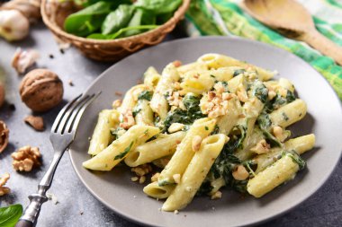 Penne makarna ıspanak, gorgonzola peyniri ve ceviz ile