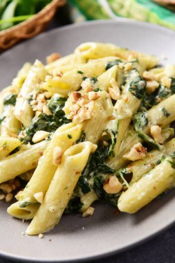 Penne makarna ıspanak, gorgonzola peyniri ve ceviz ile
