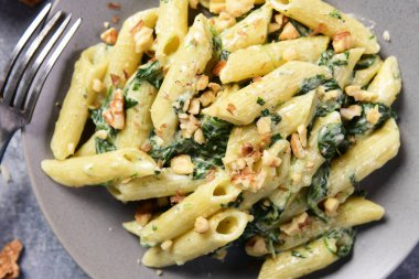 Penne makarna ıspanak, gorgonzola peyniri ve ceviz ile