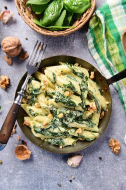 Penne makarna ıspanak, gorgonzola peyniri ve ceviz ile