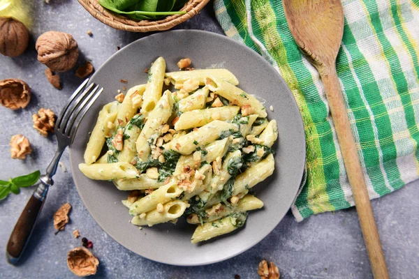 Penne makarna ıspanak, gorgonzola peyniri ve ceviz ile