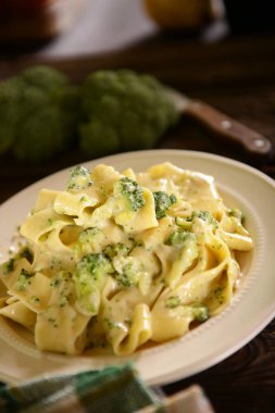 Tagliatelle makarna peynir sos ve brokoli ile