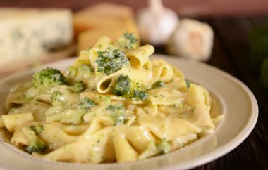 Tagliatelle makarna peynir sos ve brokoli ile