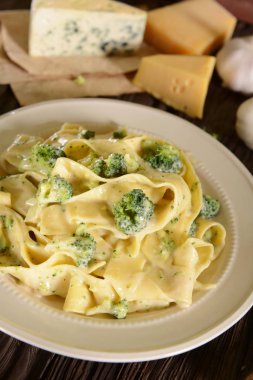 Tagliatelle makarna peynir sos ve brokoli ile