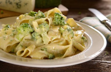 Tagliatelle makarna peynir sos ve brokoli ile