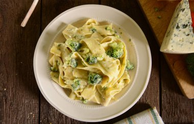 Tagliatelle makarna peynir sos ve brokoli ile