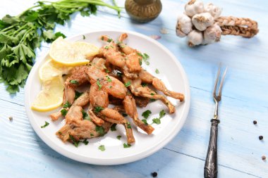 Fried kurbağa bacağı yakın çekim