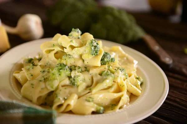 Tagliatelle Pasta Med Broccoli Och Ostsås — Stockfoto