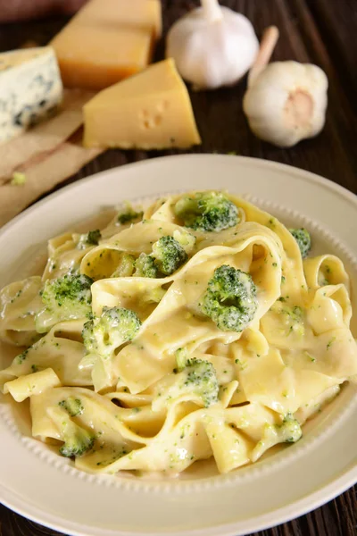 Pasta Tagliatelle Con Salsa Queso Brócoli — Foto de Stock