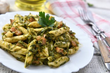Ispanak ve et ile Penne makarna